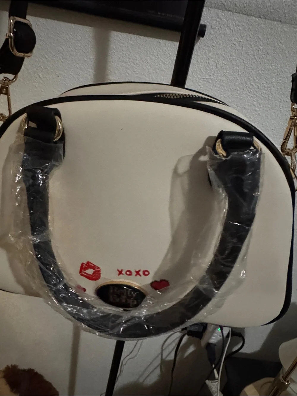 Betty Boop Cream Crossbody Bag with Red Heart and Black Trim - Picture 4 of 6